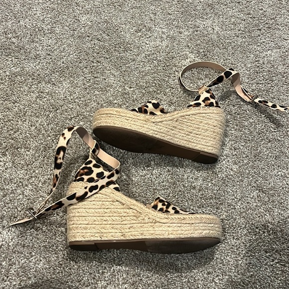 Cute boutique cheetah espadrille wedges with a wrap around ankle strap, size 7 - Picture 3 of 5